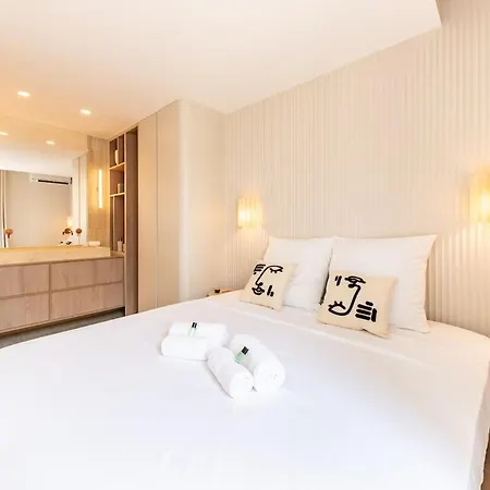 Picasso 2 Elegant Duplex - Master Suite, 2 Bathrooms, 3