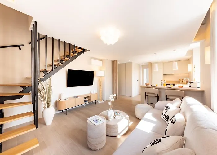 Elegant Duplex - Master Suite, 2 Bathrooms, Air Conditioning *