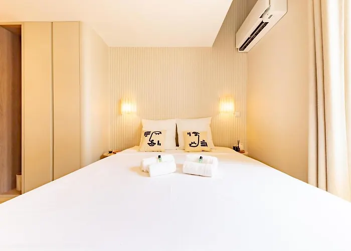 Elegant Duplex - Master Suite, 2 Bathrooms, Air Conditioning