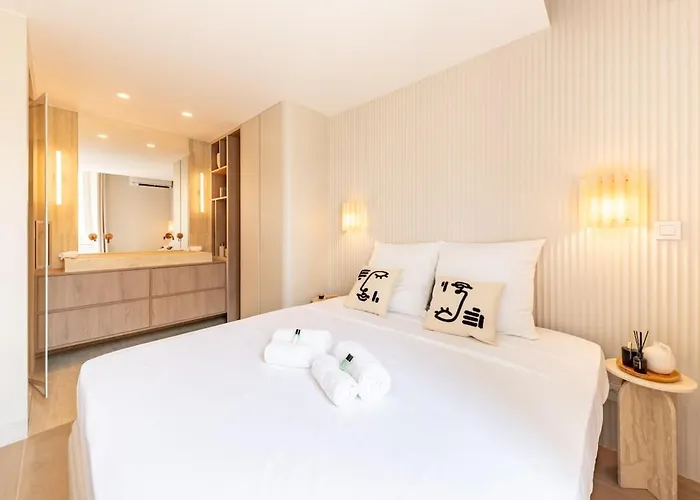 Picasso 2 Elegant Duplex - Master Suite, 2 Bathrooms, 3